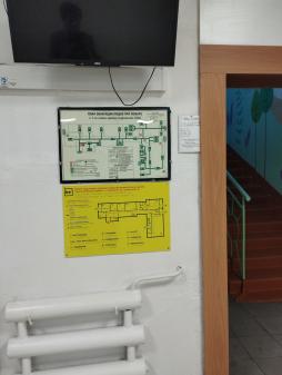 План эвакуации, дублирующая надпись, выполненная рельефно-точечным шрифтом Брайля.